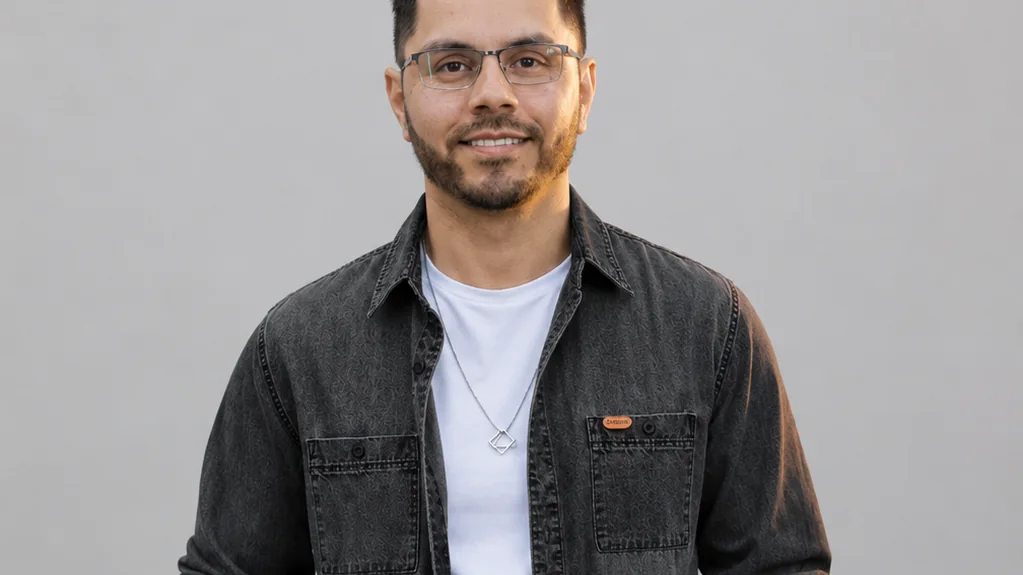 Retrato de Eros Gomes de jaqueta jeans